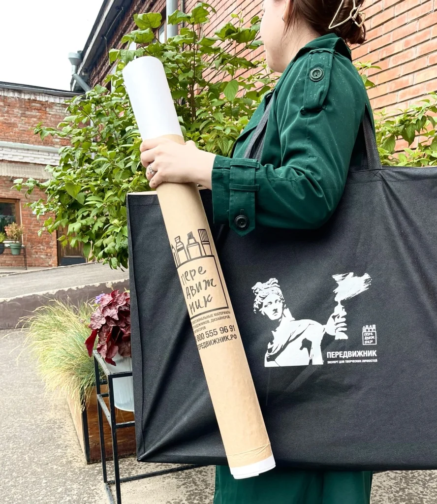 sumka_shopper_peredvizhnik_s_logo_60kh80sm_chernaya_spanbond.jpg